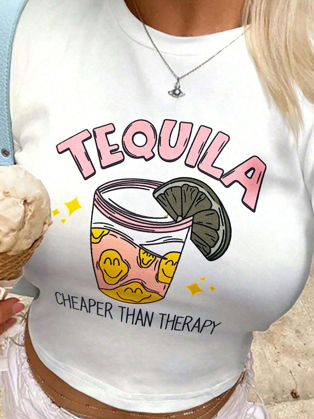 Dame Crop-Top med kreativ grafisk design og moderne skrift Skovae