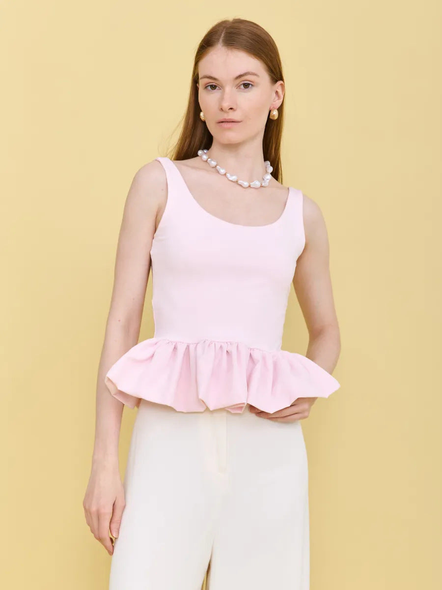 Damebluse med flæser og ærmeløs design Skovae