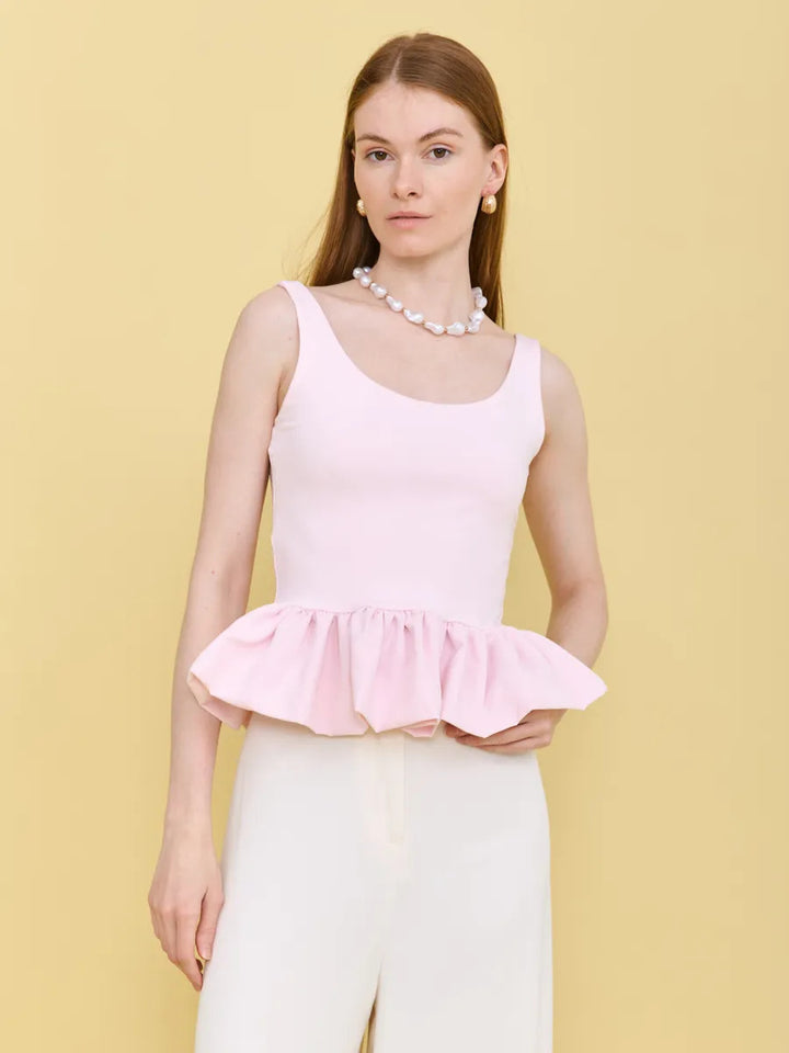 Damebluse med flæser og ærmeløs design Skovae