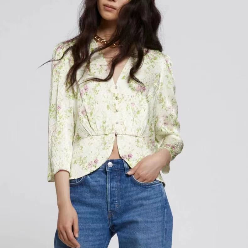 Damebluse med blomsterprint og elegant V-hals Stilla