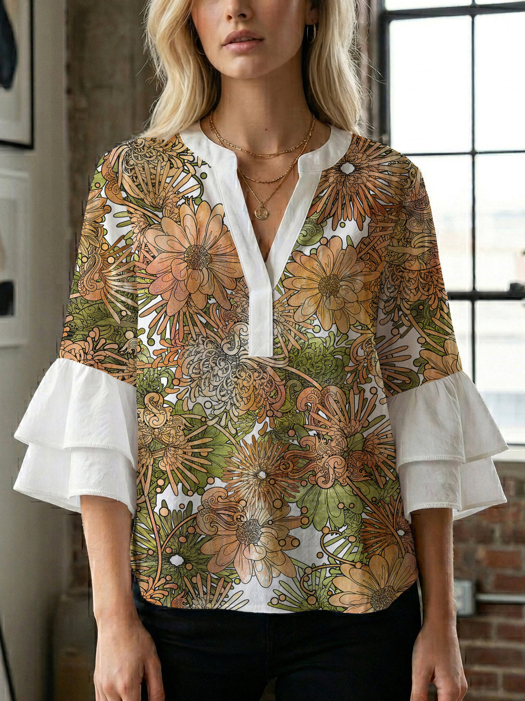 Dame bluse med voluminøse blondererm og kreativt floraldesign Skovae