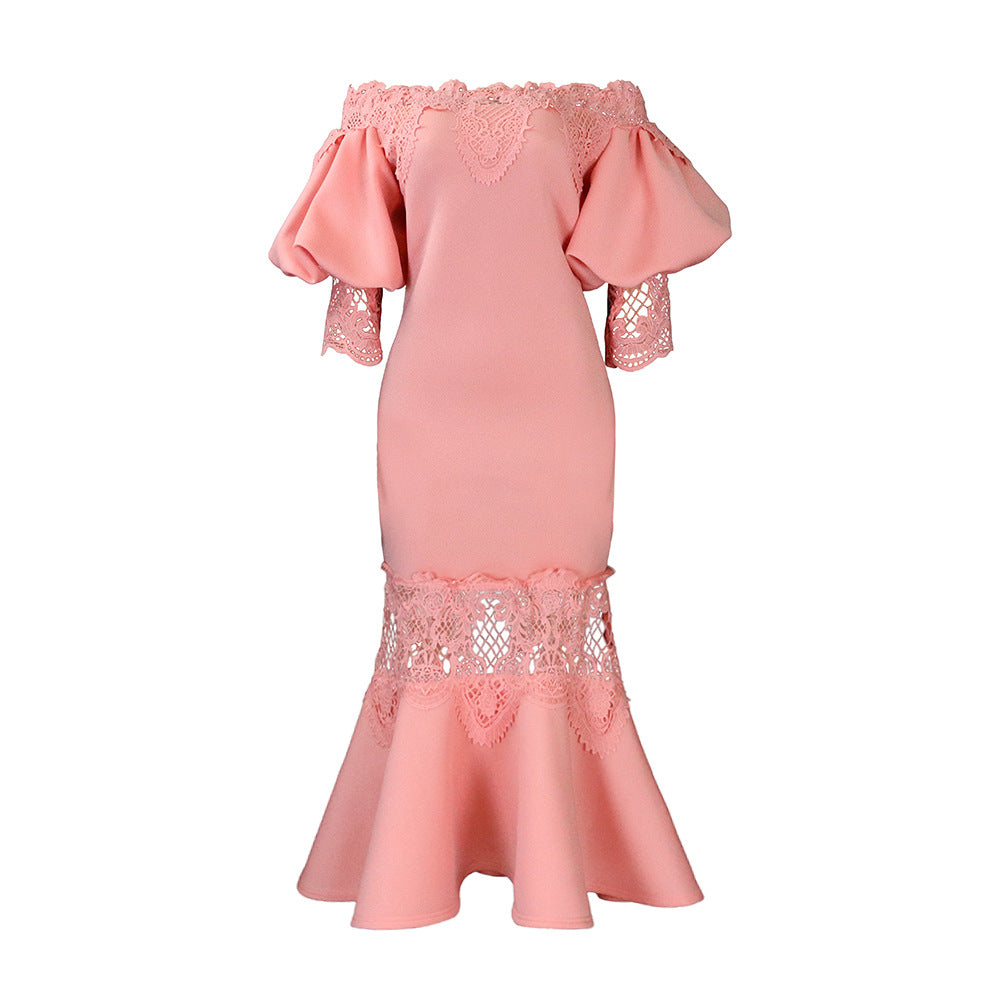 Dame Off-Shoulder Kjole med volumøse Ruffleærmer og Spidsapplikationer Stilla