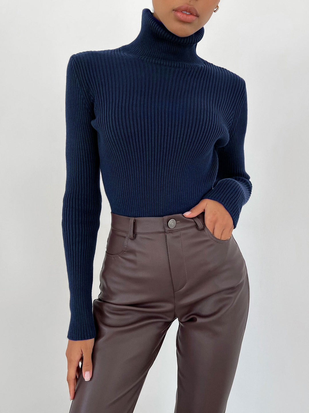 Kvinders lang sweater med høj krave og fin ribbet tekstur Stilla