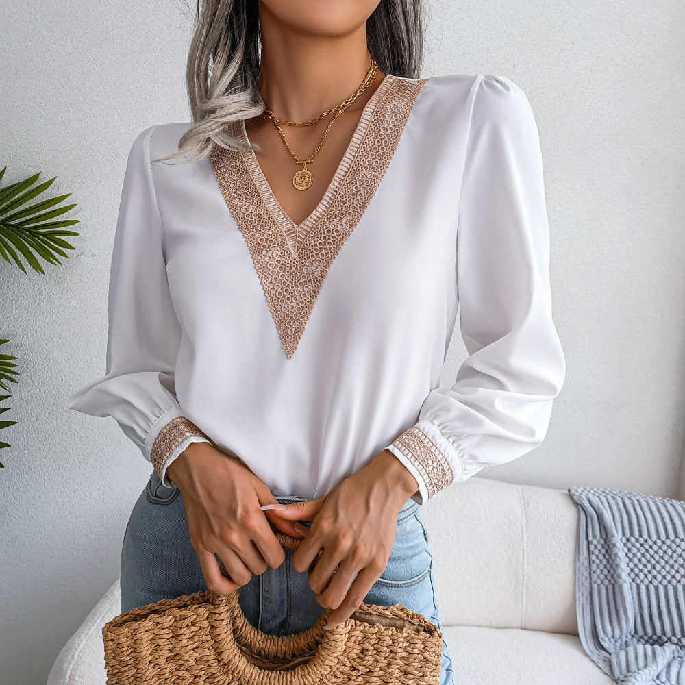 Damebluse med elegant V-hals og dekorative spidsindsatser Stilla