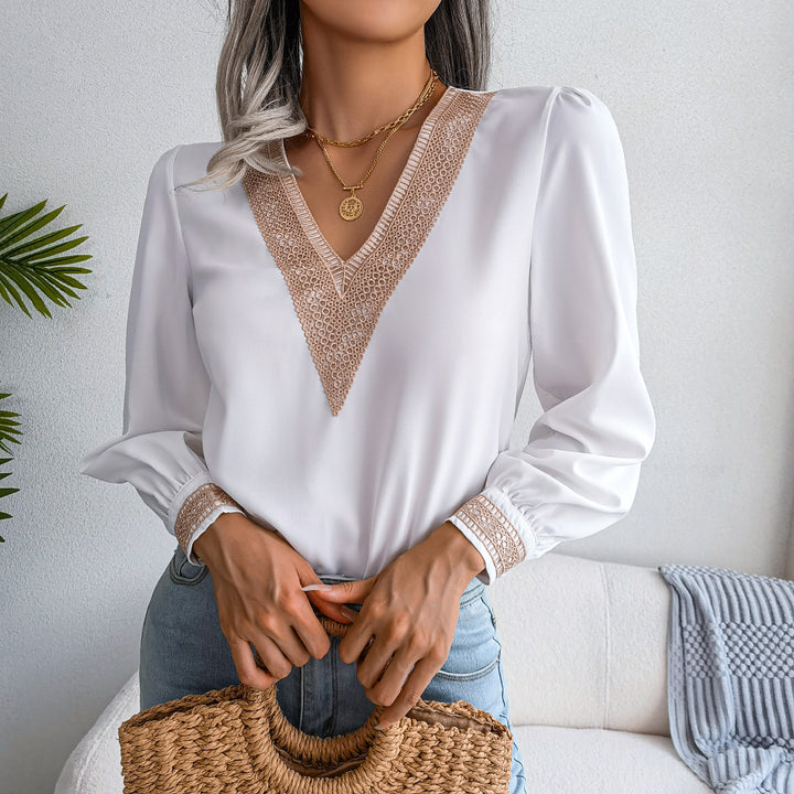 Damebluse med elegant V-hals og dekorative spidsindsatser Stilla