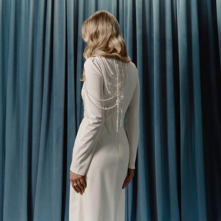 Dame elegant lang kjole med raffineret drapering og smykkedetaljer Stilla