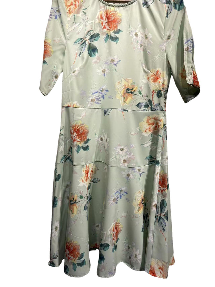 Dame Midi-kjole med blomsterdesign og elegant snit Stilla