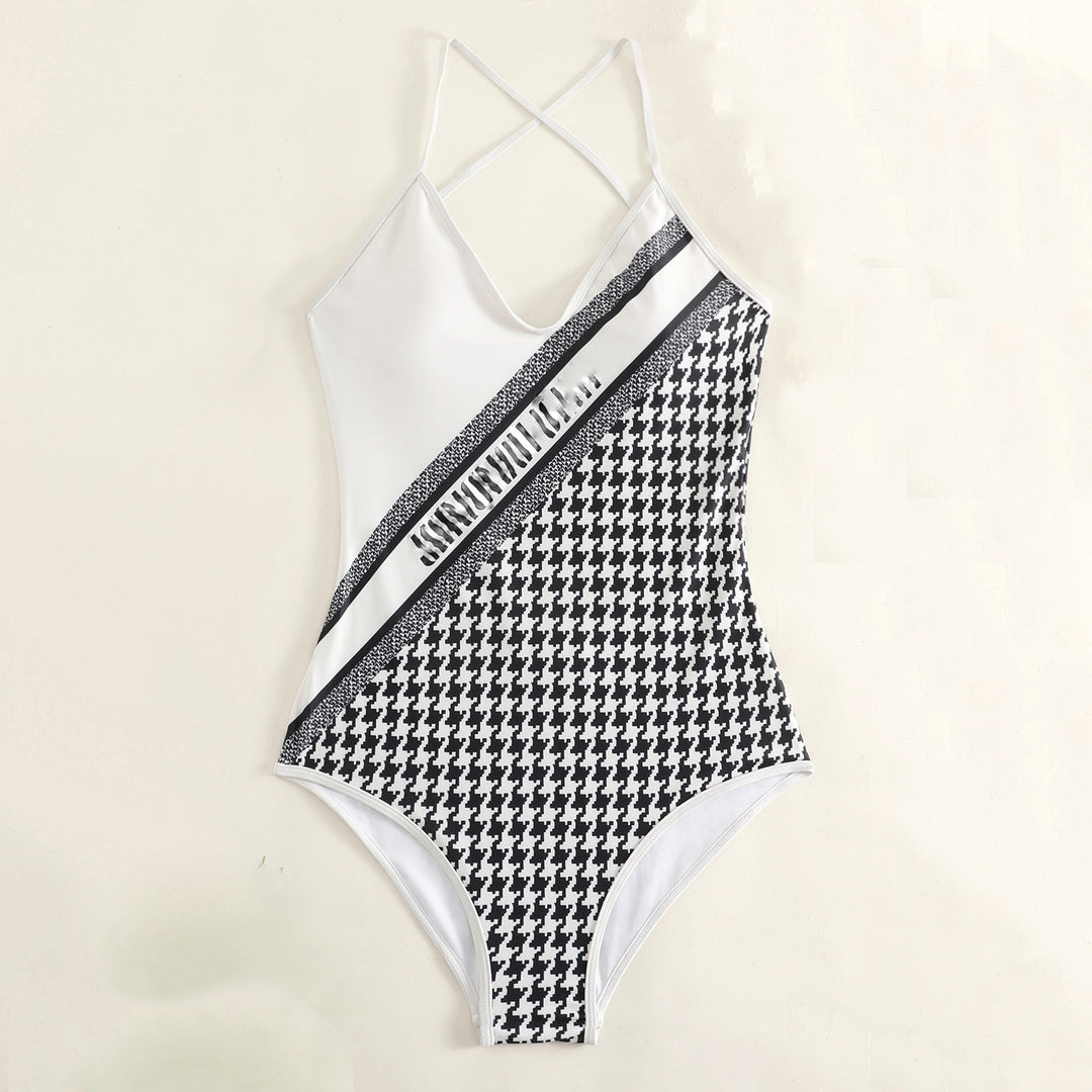 Dame One Piece Badedragt med criss-cross stropper og moderne grafikdesign Stilla
