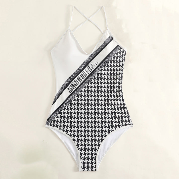 Dame One Piece Badedragt med criss-cross stropper og moderne grafikdesign Stilla