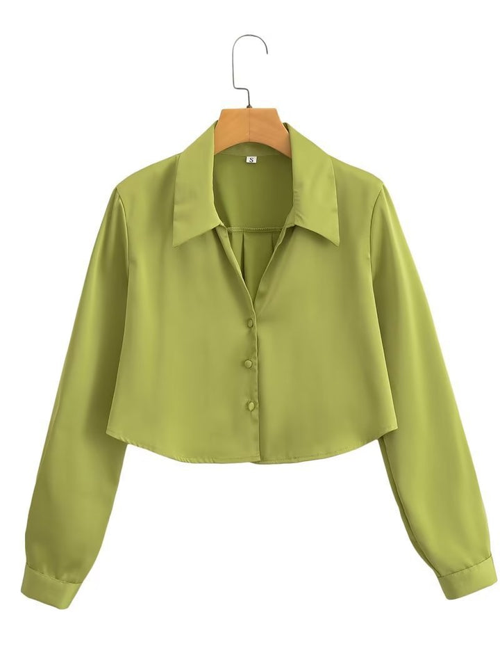 Dame cropped bluse med elegant krave og knapdetaljer Stilla
