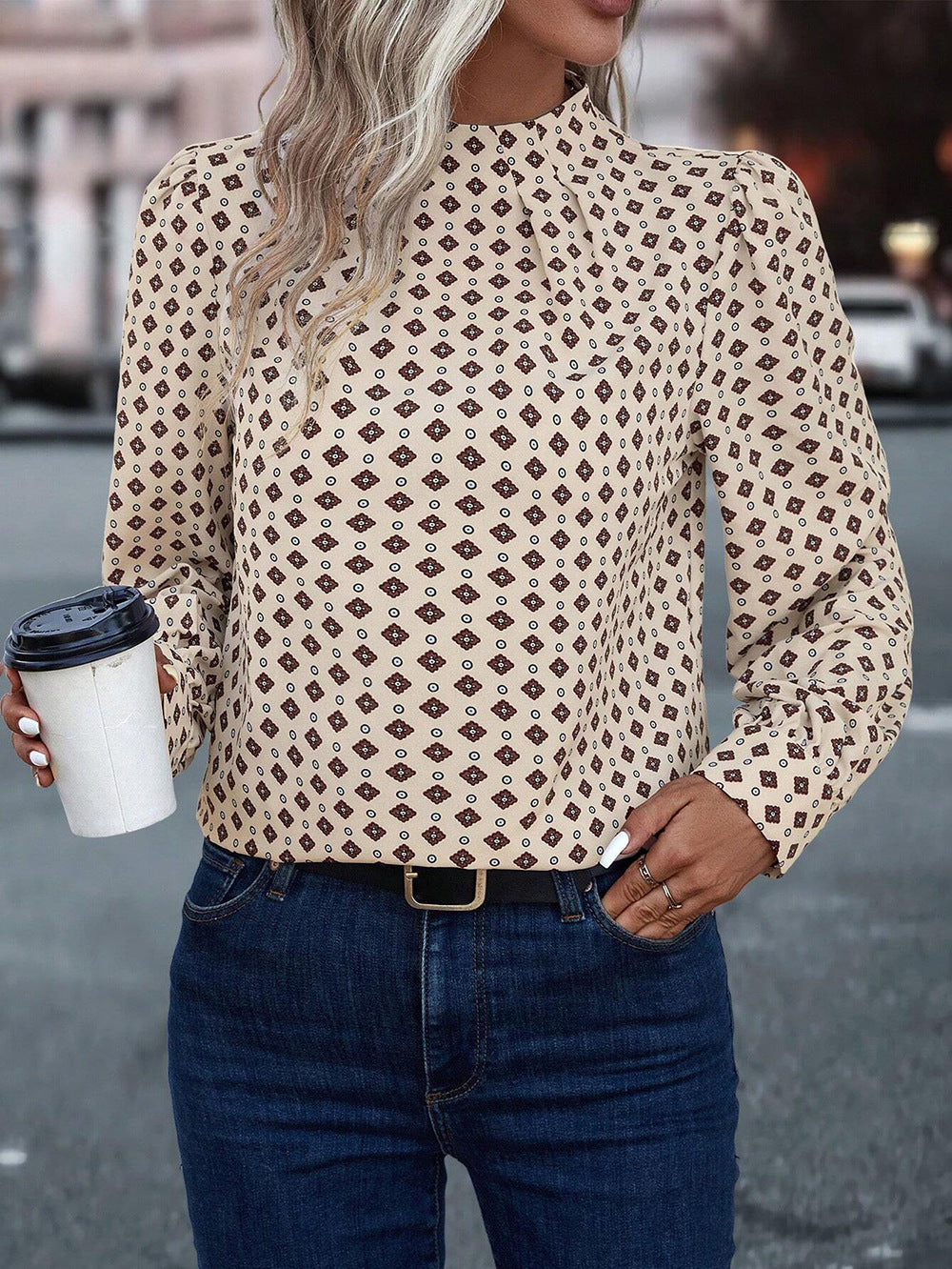 Damebluse med elegant spidsedetalje og blomstret design Stilla