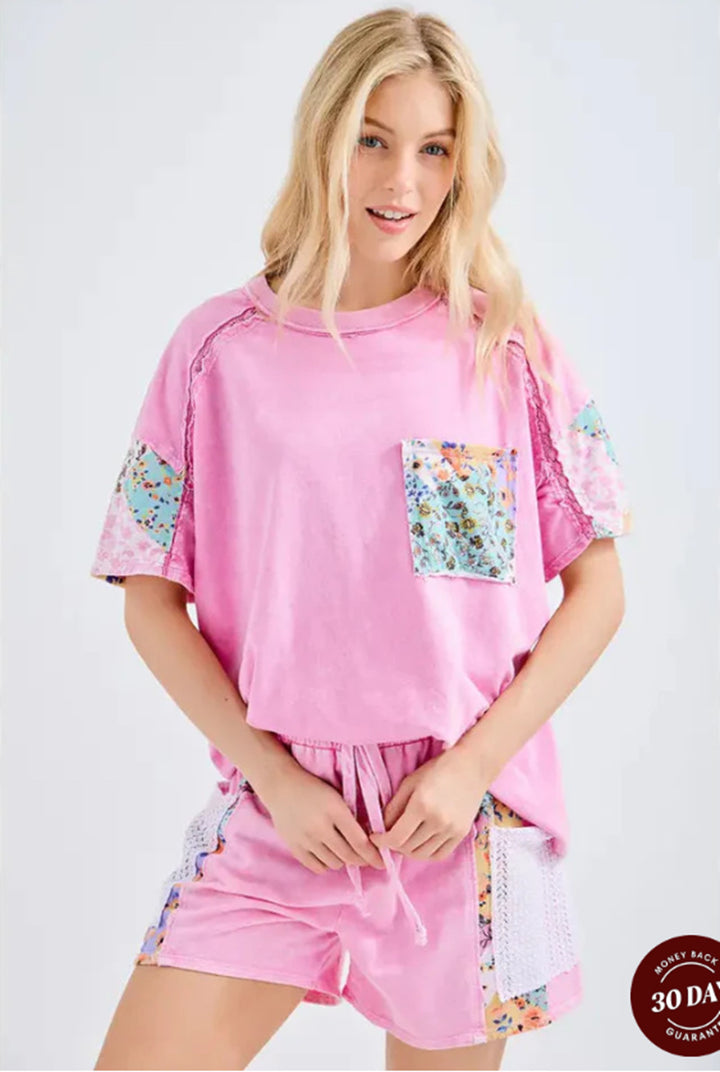 Dame nan afslappet loungewear-sæt med oversized t-shirt, sweatshorts, patchwork-taske og hæklebesætning Skovae