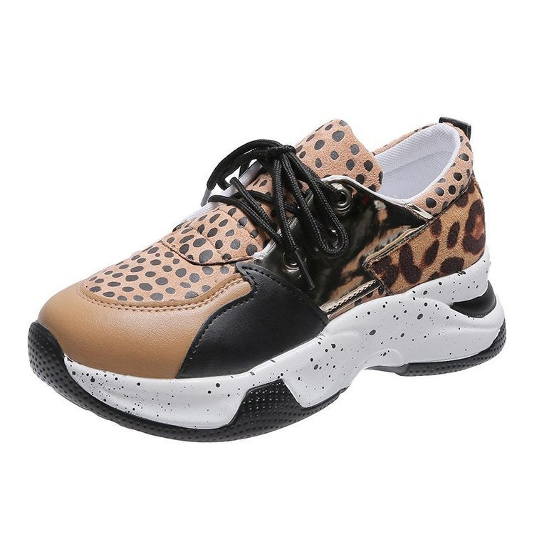 Dame Sneakers i moderne blanding af materialer og iøjnefaldende accenter Stilla