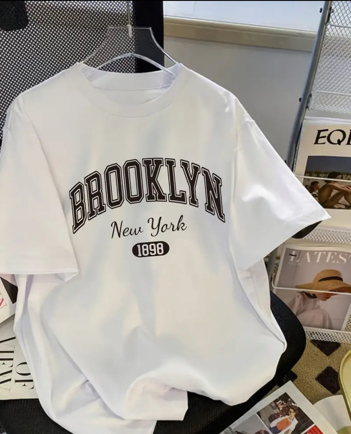 Dame T-shirt med afslappet Brooklyn tryk og minimalistisk pasform Stilla