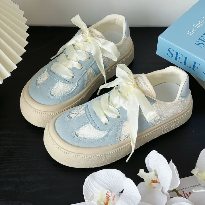 Dame elegante sneakers med skinnende overflade og trendy snøresystem Stilla