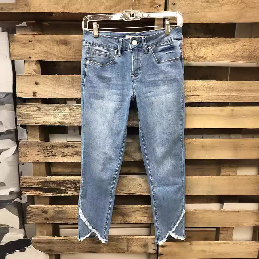 Dame mode jeans med fransede kanter og figursyet design Stilla