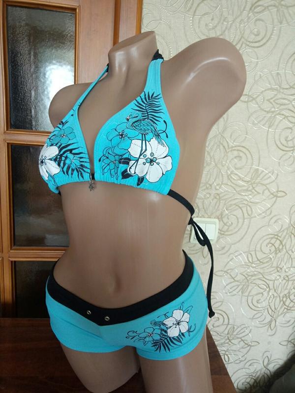 Dame bikini sæt med blomstertryk og individuelt halterdesign Stilla