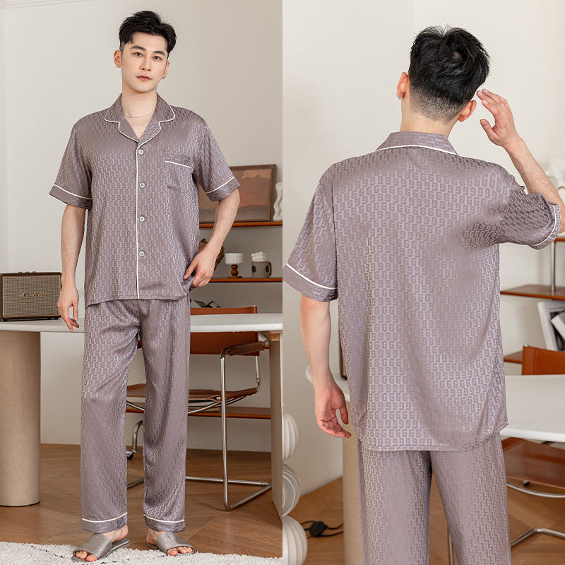 Herre Satin Pyjamasæt med elegant monogram-design og kvalitetsforarbejdning Stilla