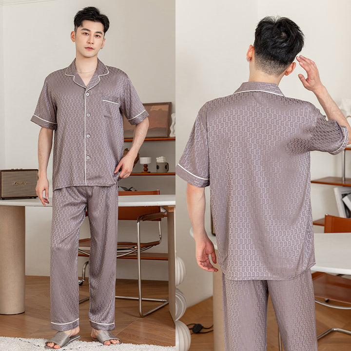 Herre Satin Pyjamasæt med elegant monogram-design og kvalitetsforarbejdning Stilla