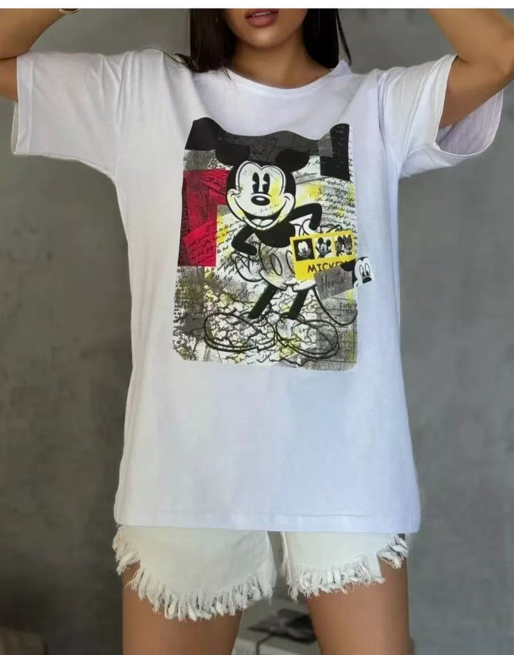 Dame T-shirt med kunstnerisk Mickey Mouse tryk og afslappet snit Stilla