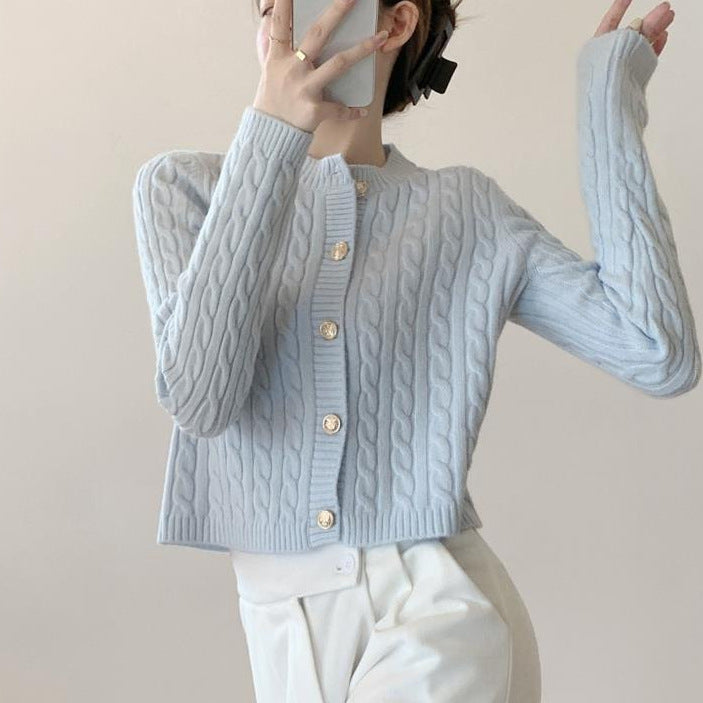 Kvinders chunky strikket cardigan med knaplukning og smuk kabelmønster Stilla