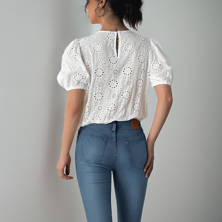Damebluse med rynker og raffineret snøre detaljer Stilla