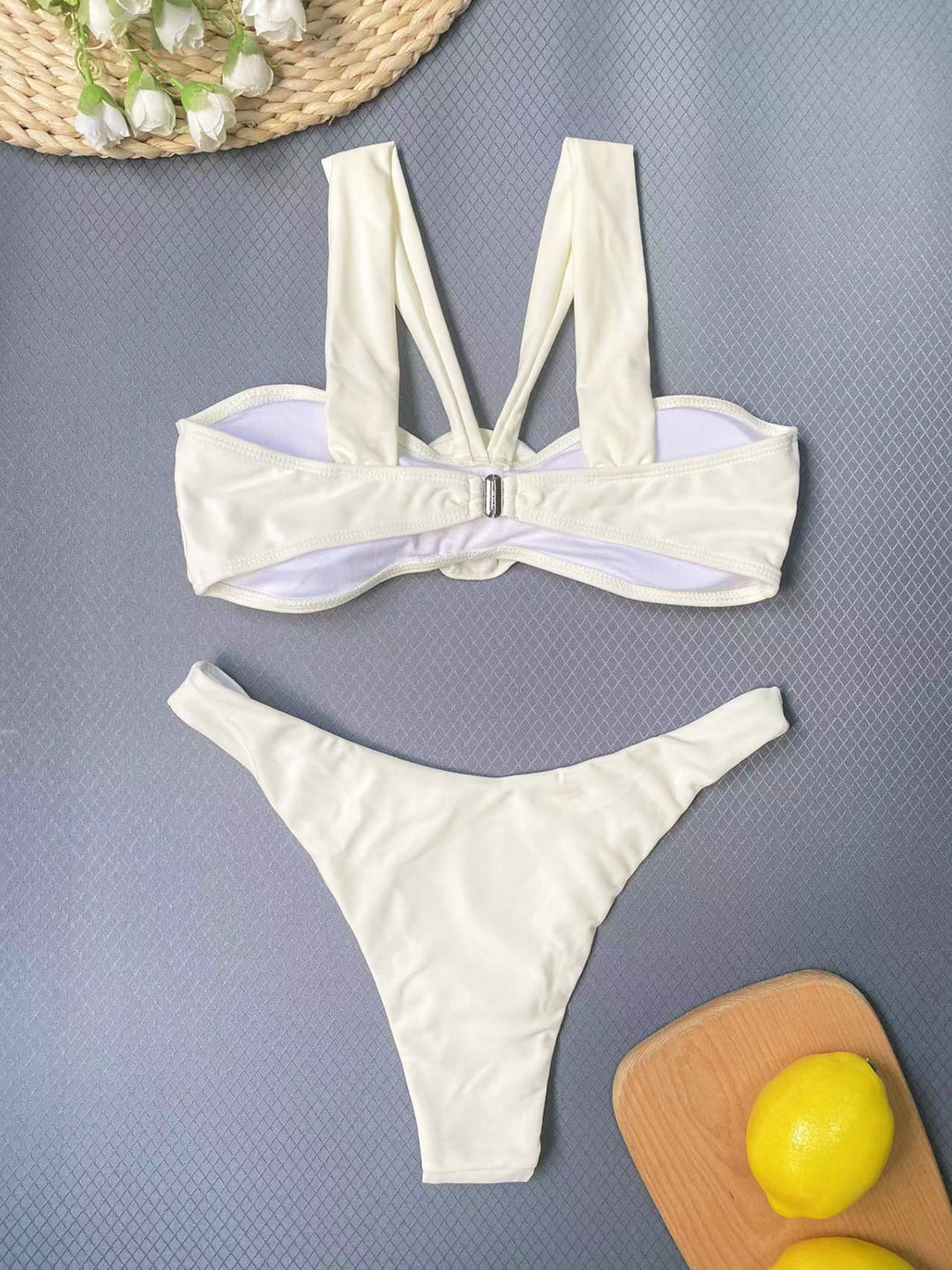 Dame bandeau-bikini med dekorativt blomsterelement og stilfuldt design Stilla