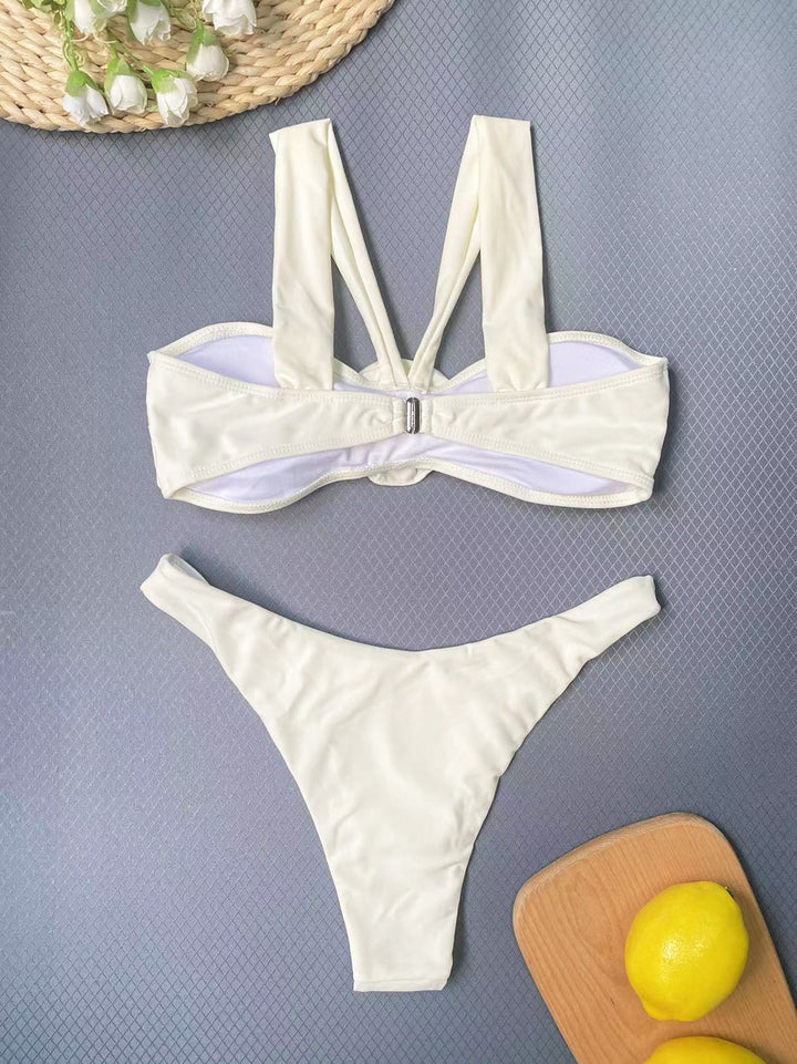Dame bandeau-bikini med dekorativt blomsterelement og stilfuldt design Stilla