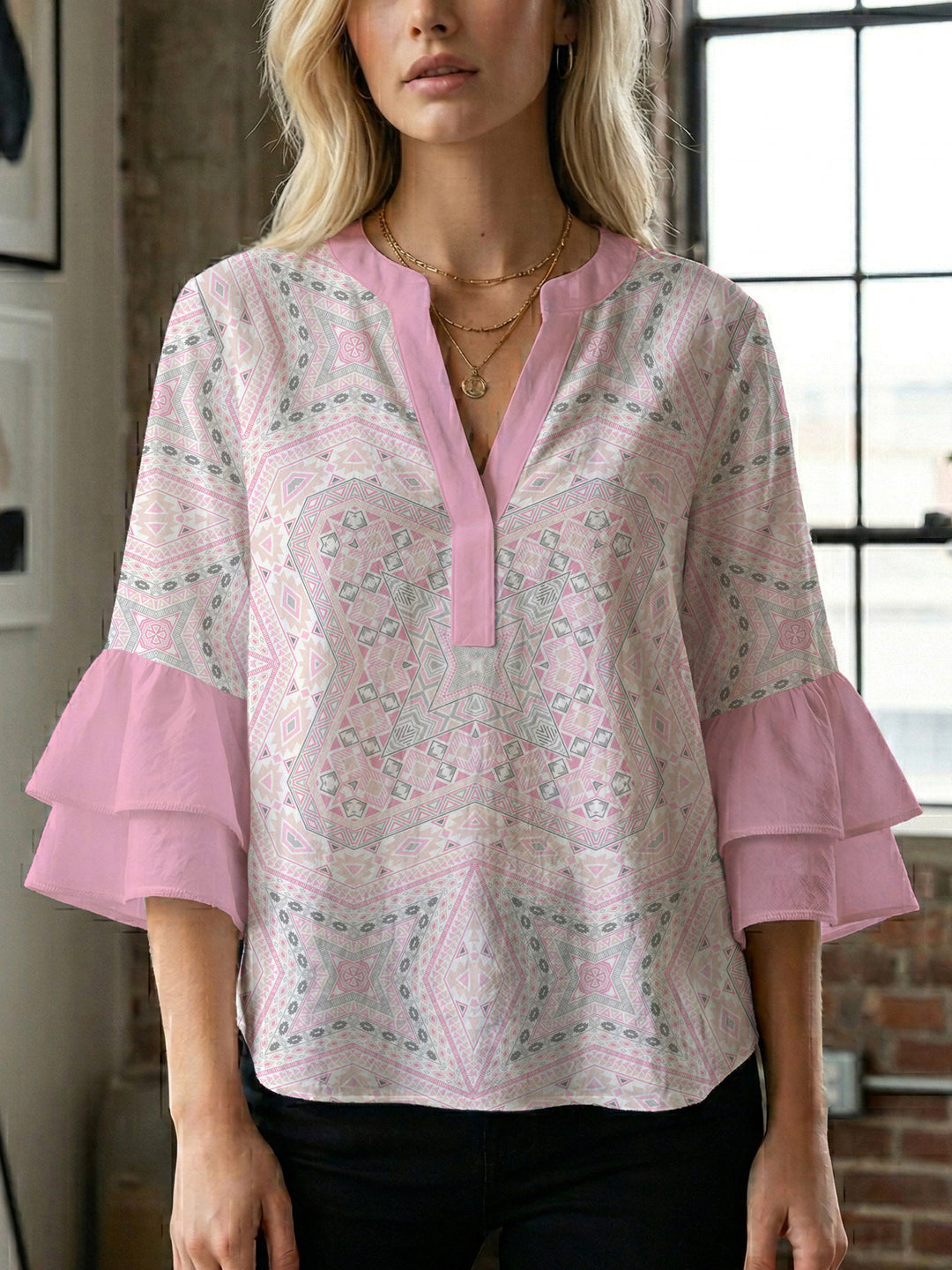 Dame bluse med voluminøse blondererm og kreativt floraldesign Skovae