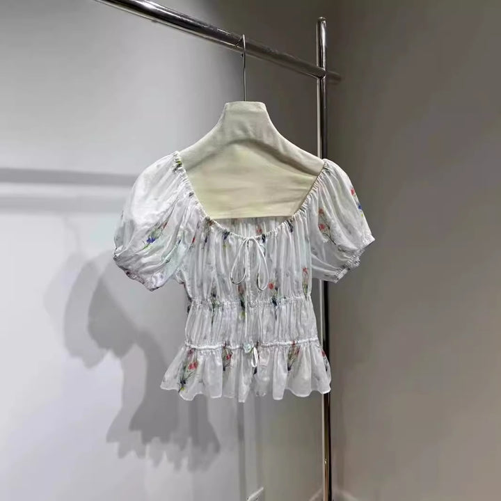 Damebluse med innovativt flæsedesign og blomstret tryk Stilla