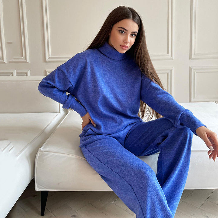 Dame sæt bestående af afslappet sweater med høj krave og komfortable bukser Stilla