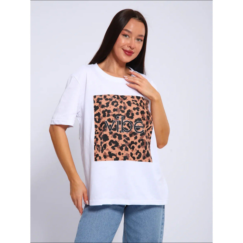 Dame T-shirt med kreativt leopardmotiv og afslappet skrift Stilla