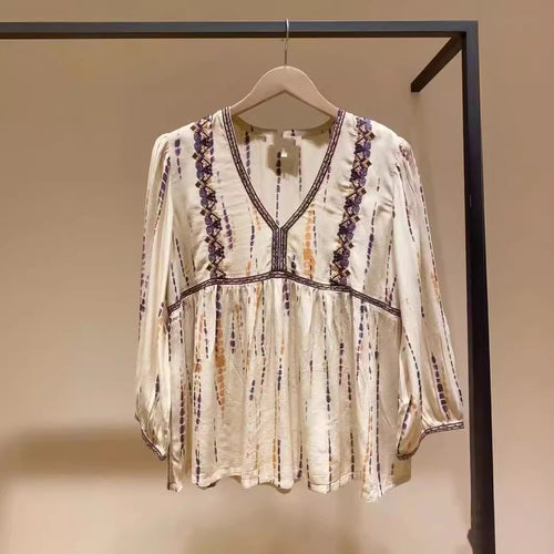 Damebluse med romantisk V-hals og kunstnerisk broderedesign Stilla