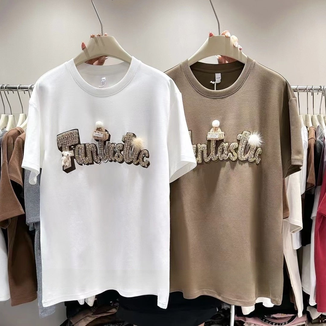 Dame T-shirt med stilfuld skrift og iøjnefaldende applikationer Stilla