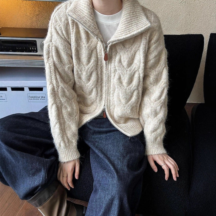 Kvinders chunky strik cardigan med stående krave og moderne kabelmønstre Stilla