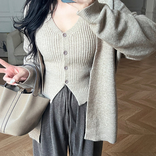 Kvinders fashionable cardigan med dyb V-hals og elegante knapdetaljer Stilla