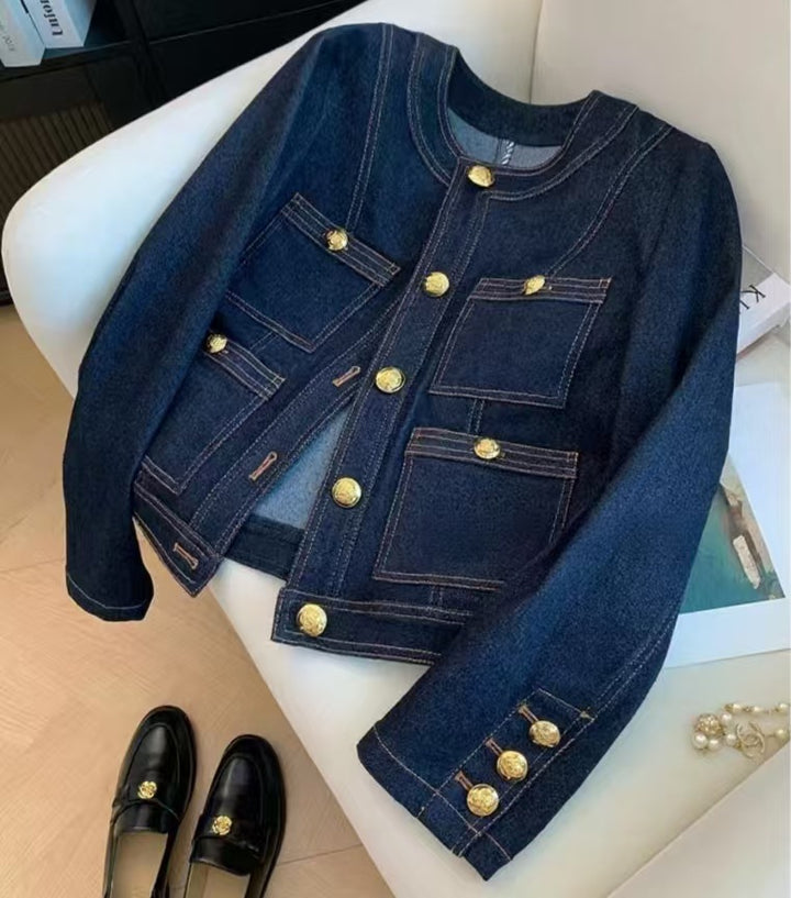 Kvinders fashionable denimjakke med gyldne knapdetaljer Stilla