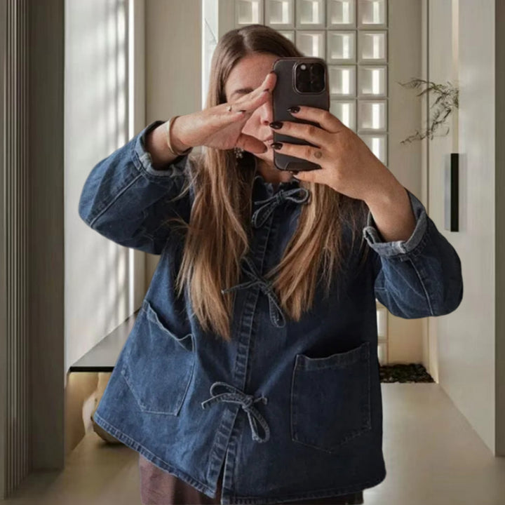 Dame denim jakke med dekorative sløjfer og praktiske lommer