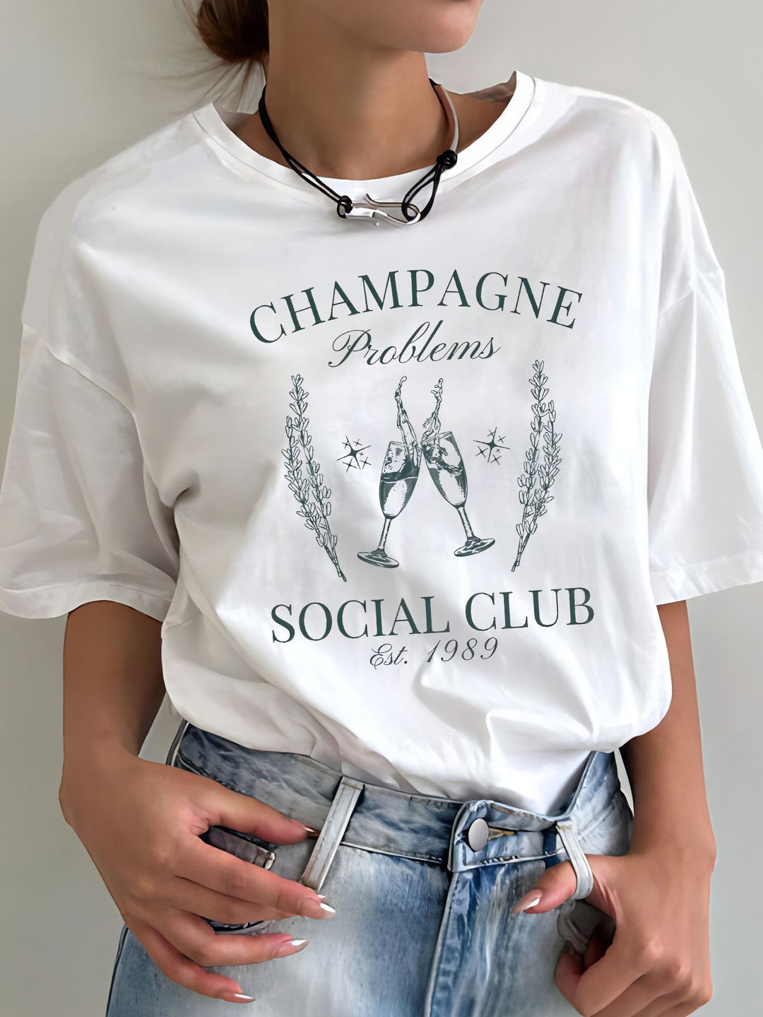 Dame T-shirt med kreativ grafisk tryk og luksuriøse paillet accenter Skovae
