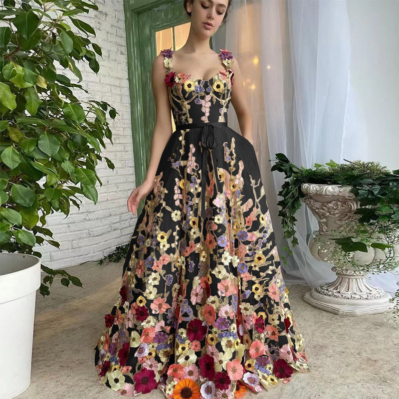Dame Elegant aftenkjole med blomsterapplikationer og glitrende tyl Stilla