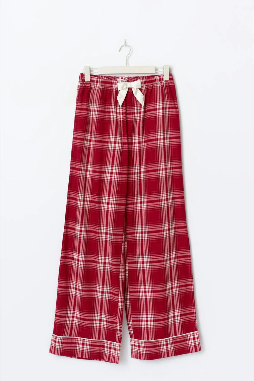Dame i et afslappet pyjamassæt med rummelig camisole-top, rynket under brystet og bukser med gummibånd Skovae