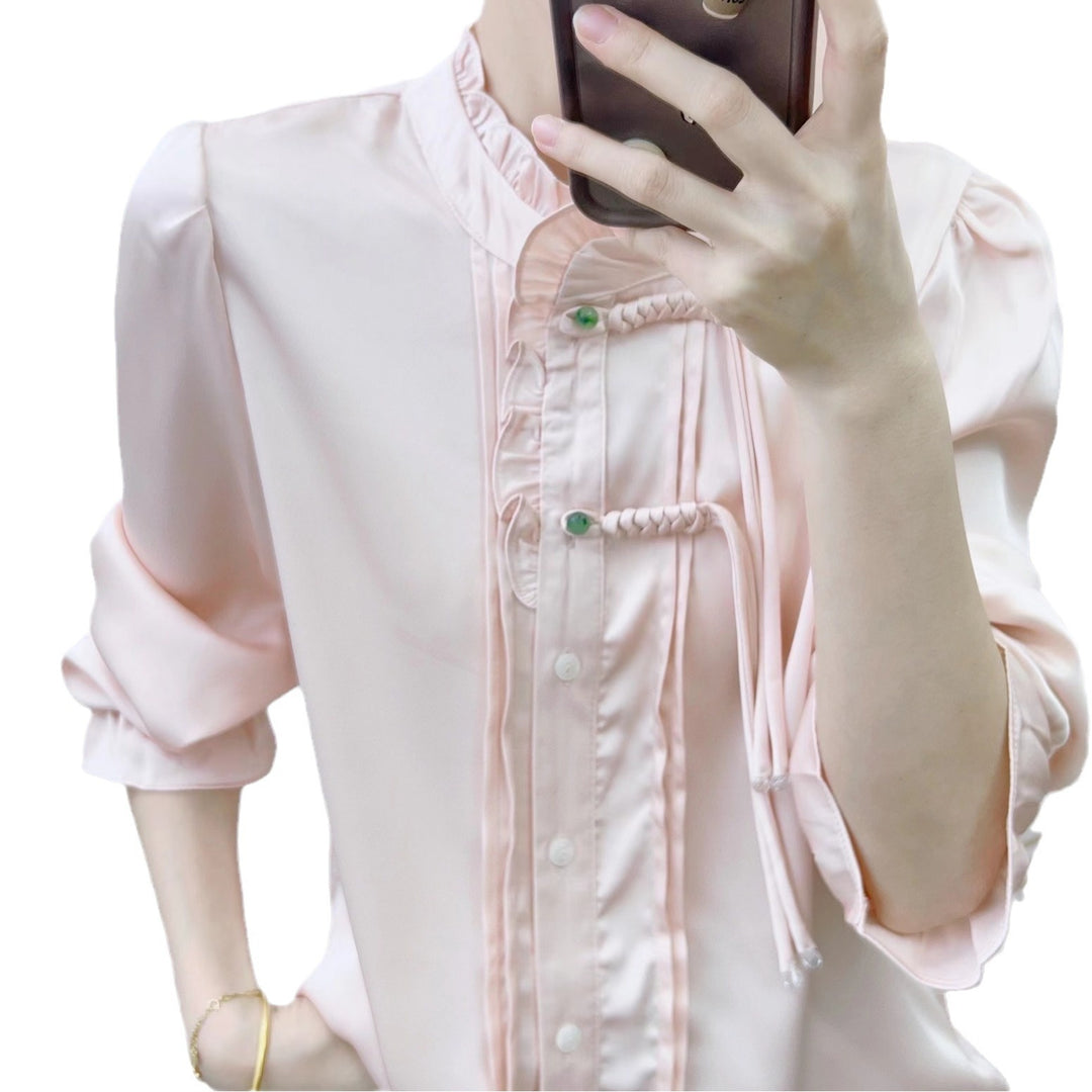 Damebluse med kunstnerisk rynkedesign og elegant knapdetalje Stilla