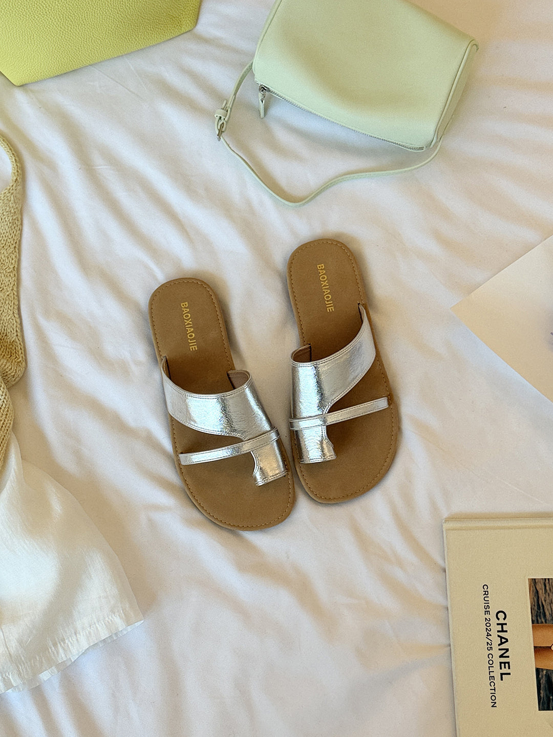 Femme Strappy Slide Sandaler med metalliske accenter Stilla