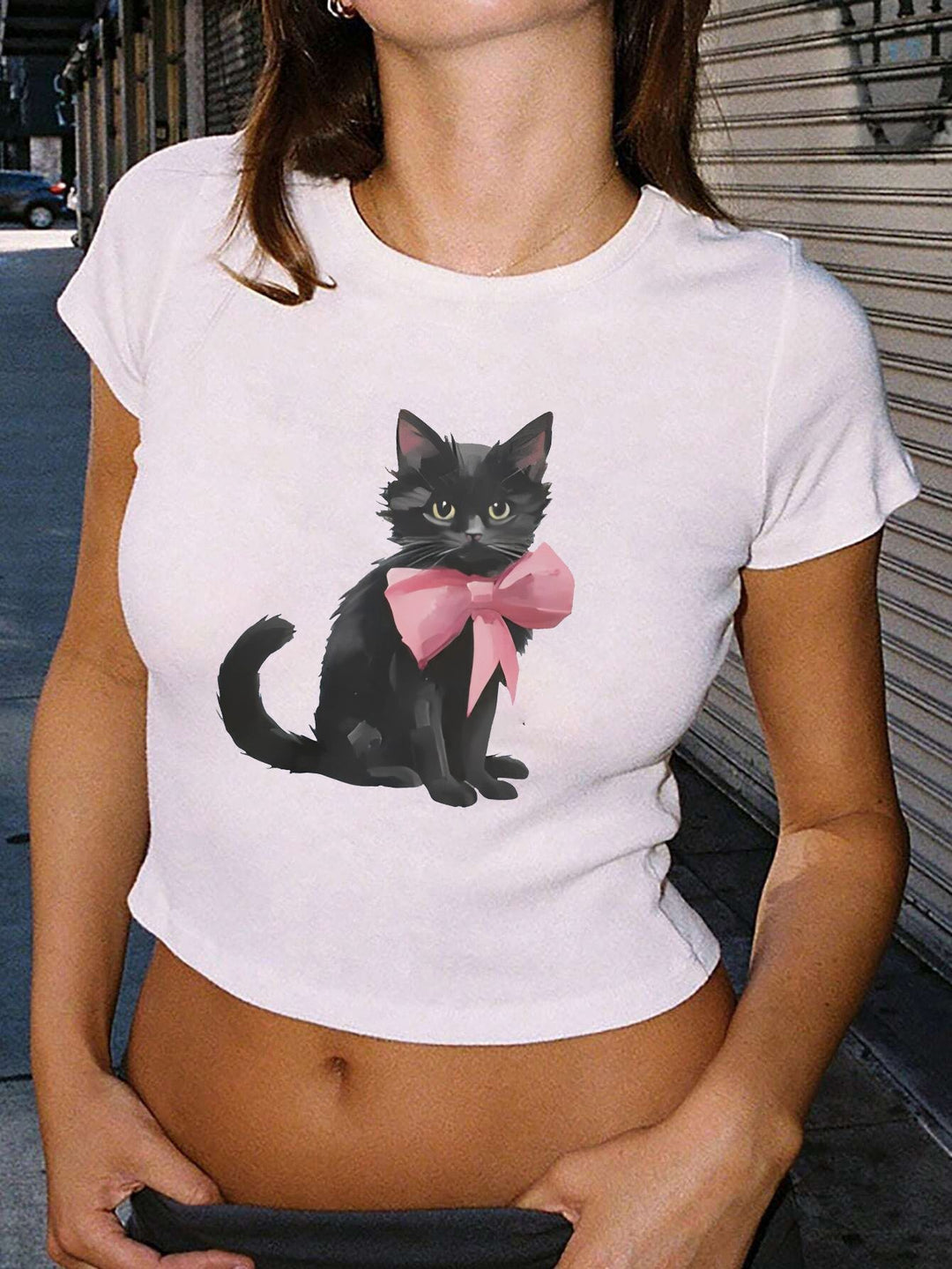 Dame Crop-T-shirt med iøjnefaldende grafisk design og frækt statementtryk Skovae
