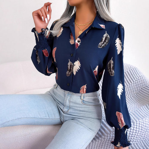 Damebluse med blomsterfjerdesign Stilla