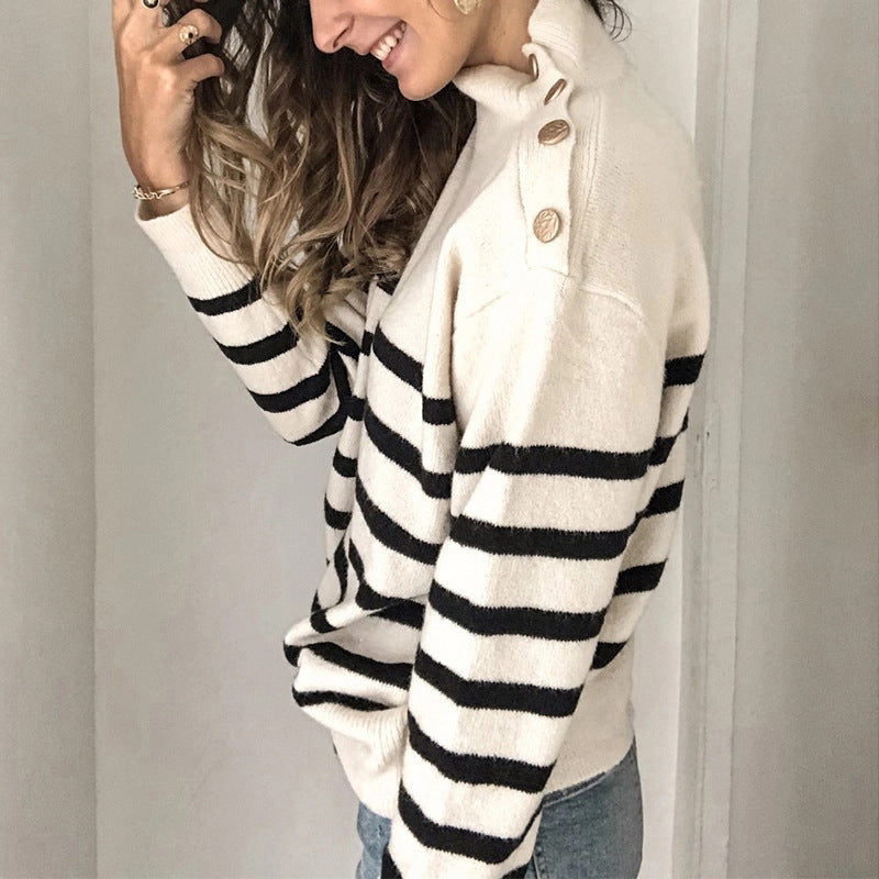Dame stribet pullover med ståkrave og knapdetaljer Stilla