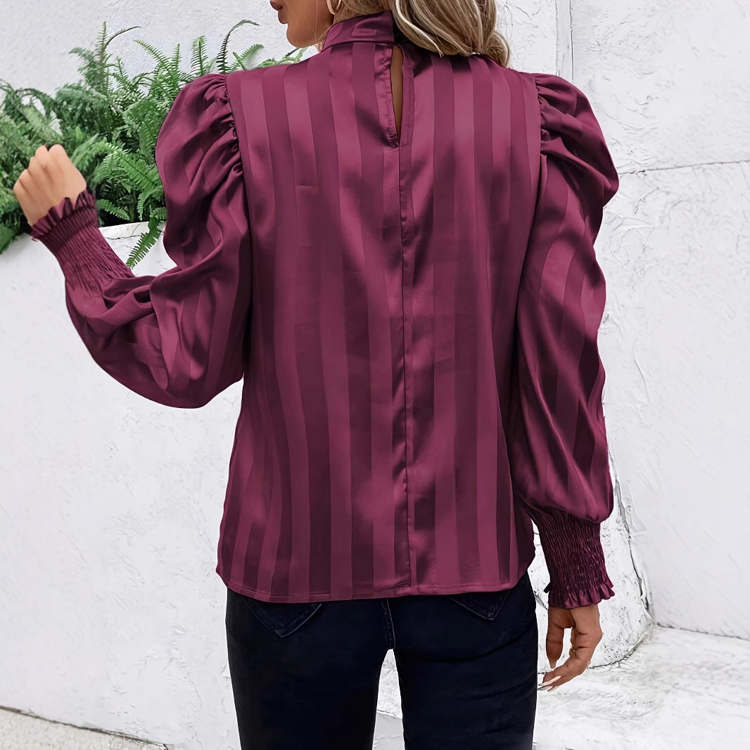 Damebluse med høj lukket krave og puffærmer Stilla