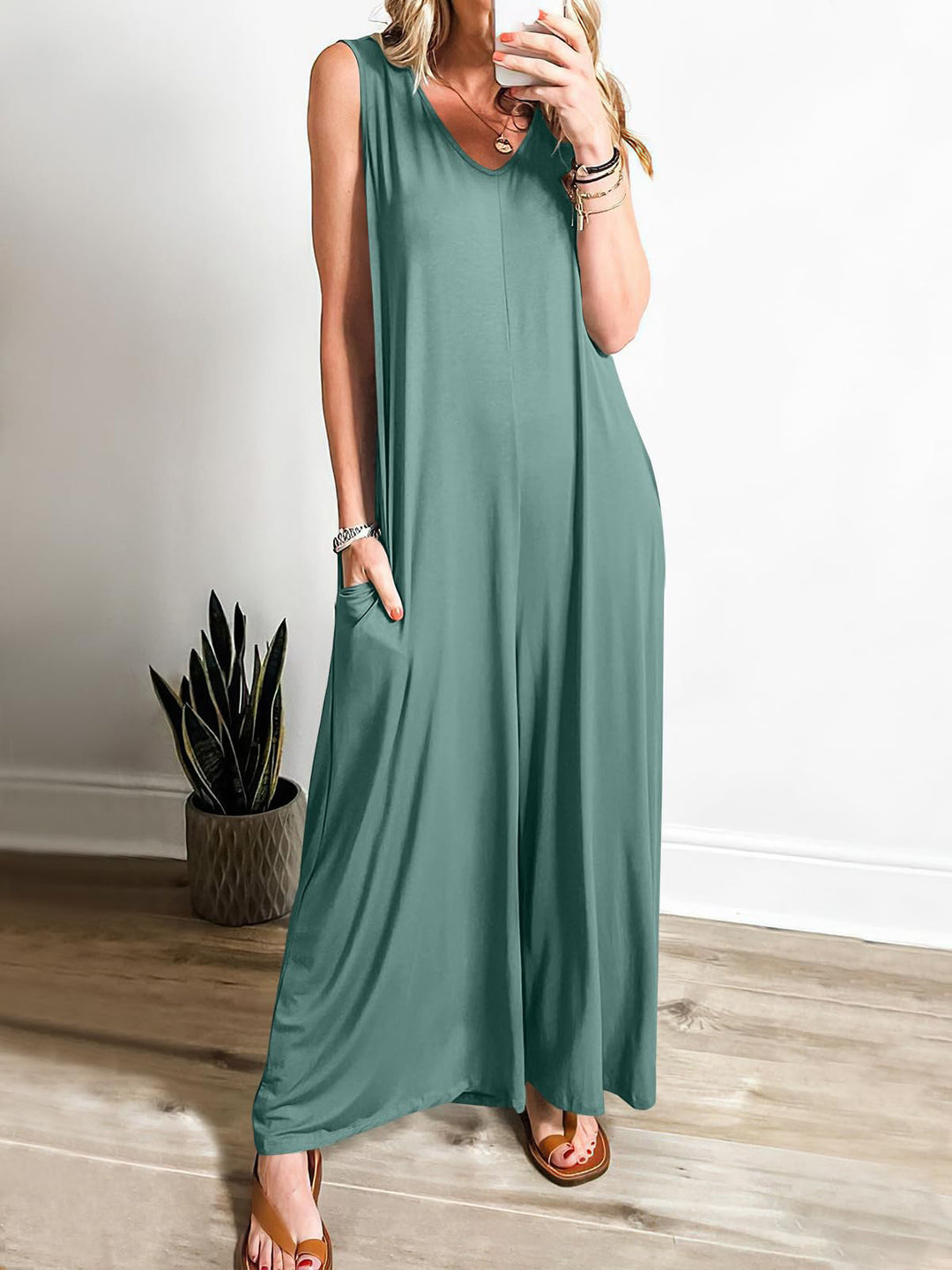 Dame Luftigt Jumpsuit med dyb V-hals og sidelommer Stilla