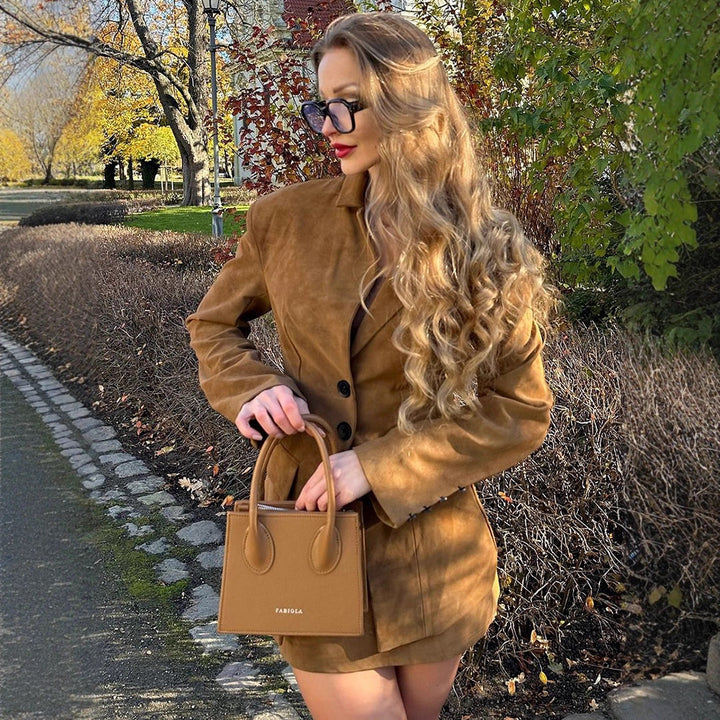 Dame moderigtig blazer med matchende nederdel Stilla