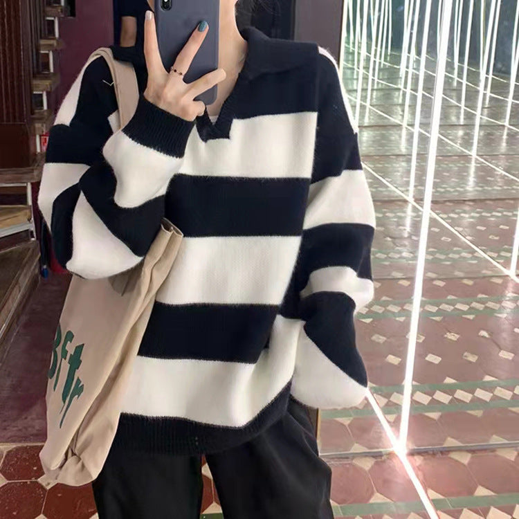 Femme Stribet Polo Sweater med Behagelig Oversized Pasform Stilla